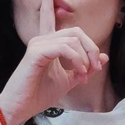 Hand holding pose: reference photo 3 by HaGRID